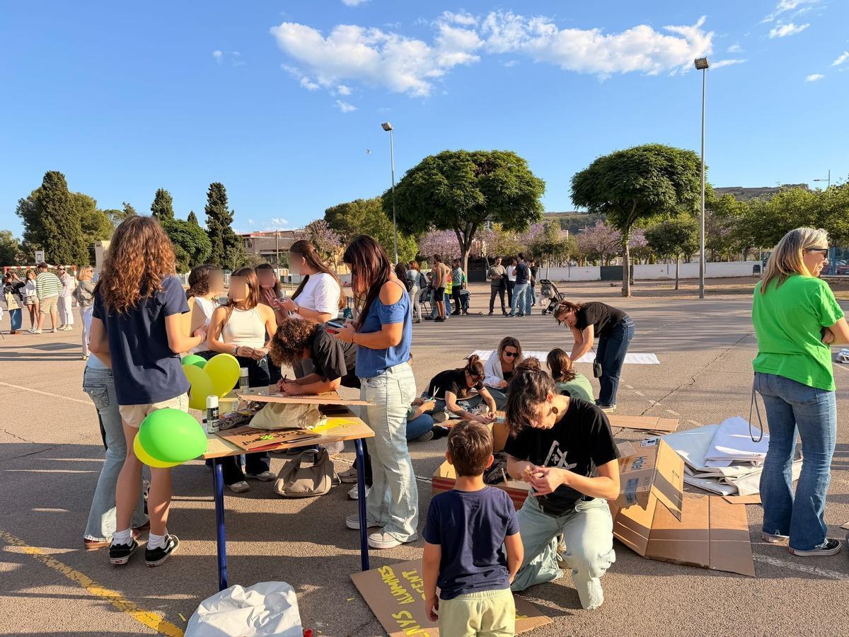 Peculiar protesta en Sagunt por la huelga educativa