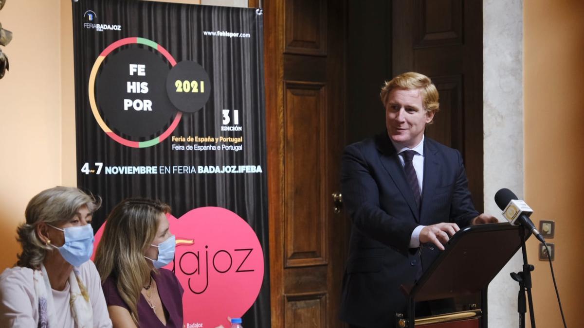 El alcalde de Badajoz, junto a la embajadora de España en Portugal y la concejala de Ifeba, ayer en la presentación de Fehispor en Lisboa.