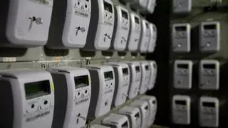 La caída de precios de la electricidad anticipa una subida del 10% al 21% del IVA del recibo de la luz en marzo