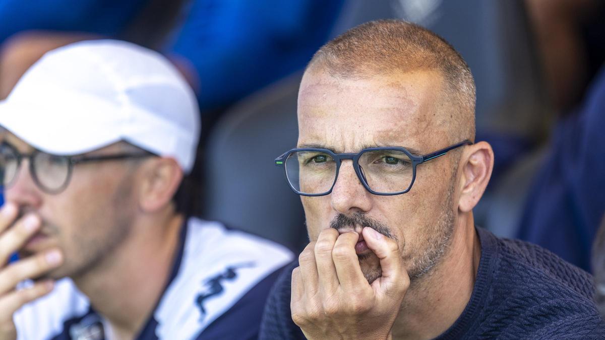 Beto Company observa el desarrollo del partido del Hércules con su actual segundo, Alberto Segarra, en el banquillo del José Rico Pérez de Alicante.