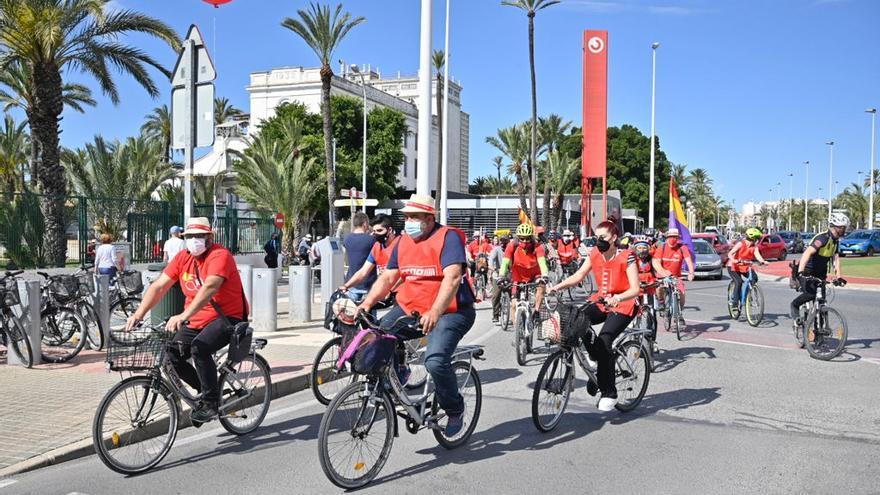 Bici-caravana organizada por UGT y CCOO con motivo de el Día del Trabajador en Elche