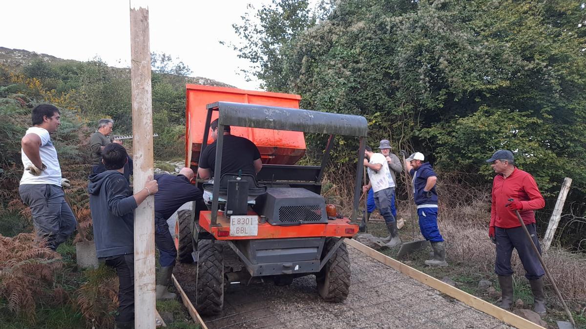 El Ayuntamiento de Llanes y ganaderos de Caldueñu comienzan los trabajos de hormigonado de caminos en el valle de Caldueñu