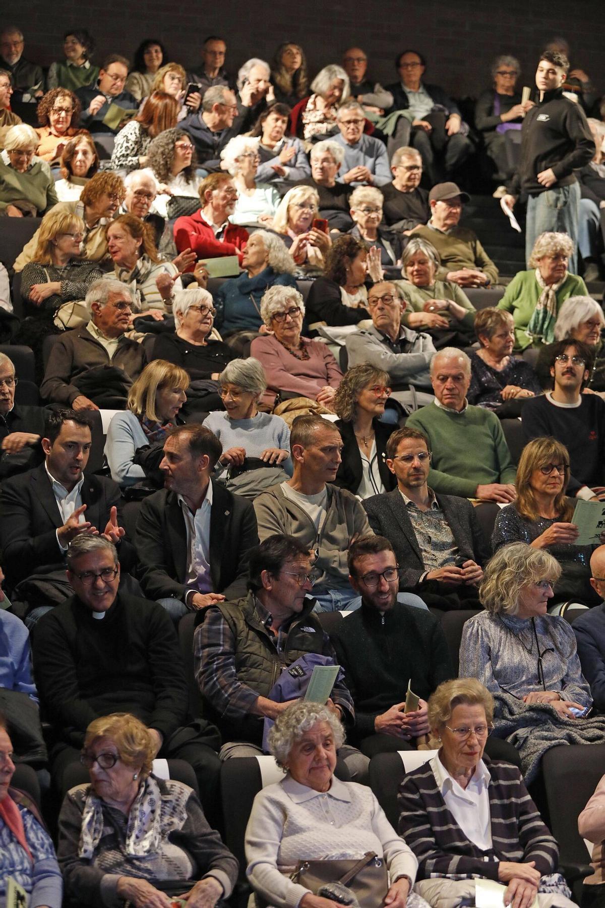 Salt. Teatre. Entrega del Premi Tres de Març a Felix Mussoll (rector de la parroquia de Sant Cugat).