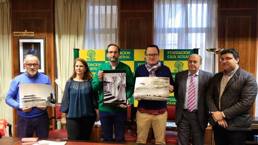 El ganador (en el centro) y los dos finalistas del concurso de fotografía de la Federación Espigas de 2016 sostienen sus imágenes premiadas.