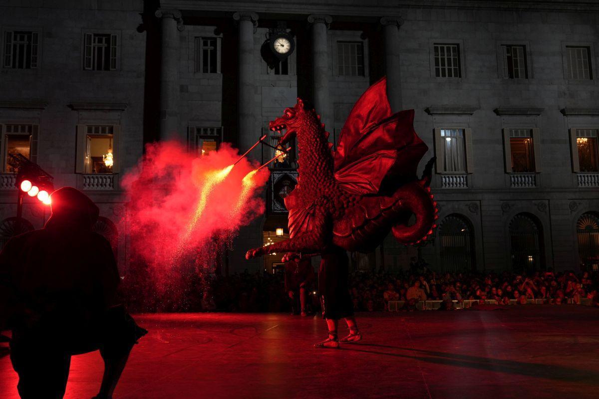 Toc d’inici de la Mercè 2025, gigantes y bestias en la plaza Sant Jaume de Barcelona