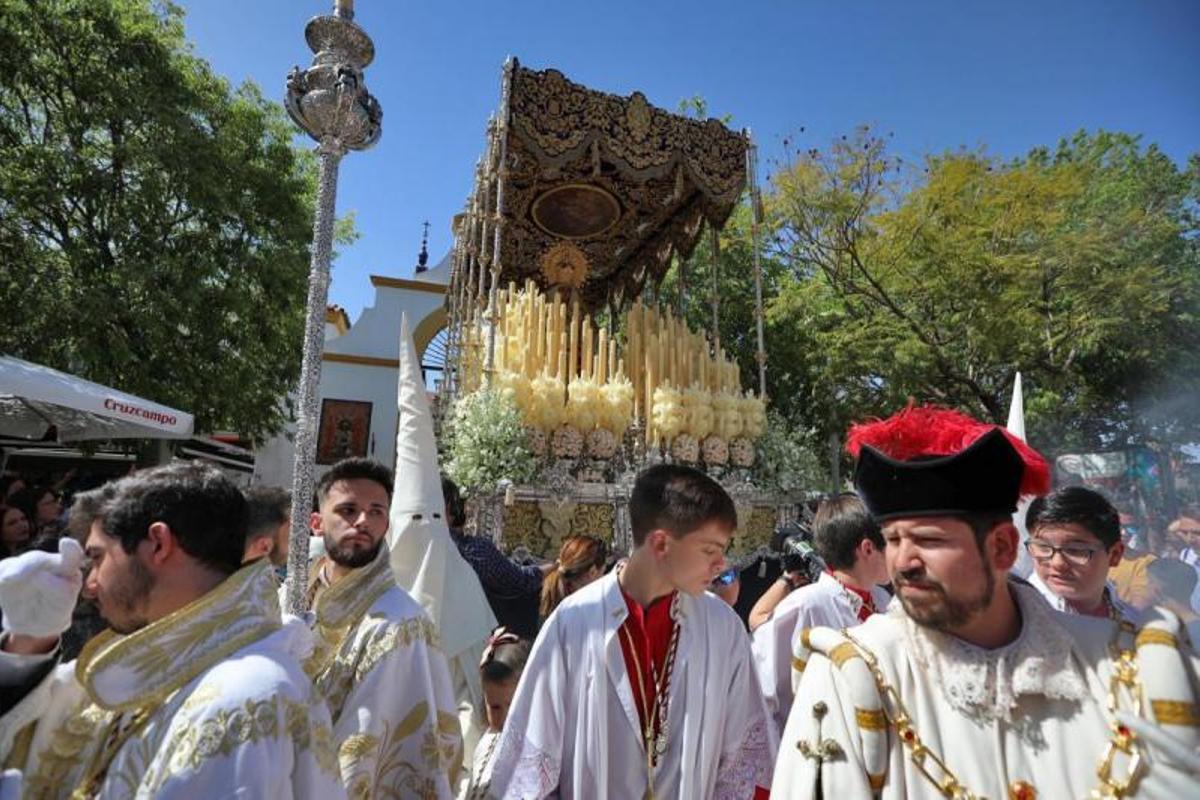Lunes Santo primaveral para albergar una simbiosis de marchas y silencio
