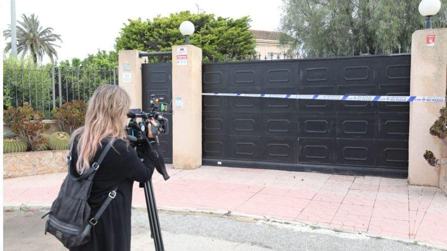 Una periodista graba esta mañana a las puertas del chalé donde se ha producido el asesinato.