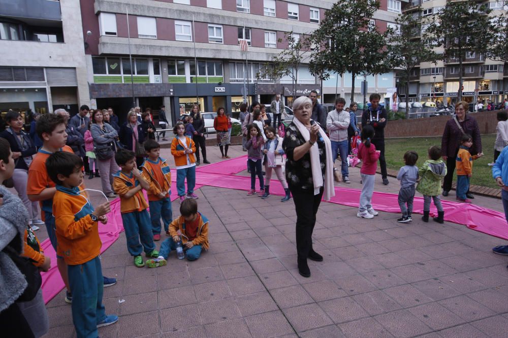 Un centenar de persones van crear el llaç rosa gegant de l''Oncolliga a la ciutat de Girona