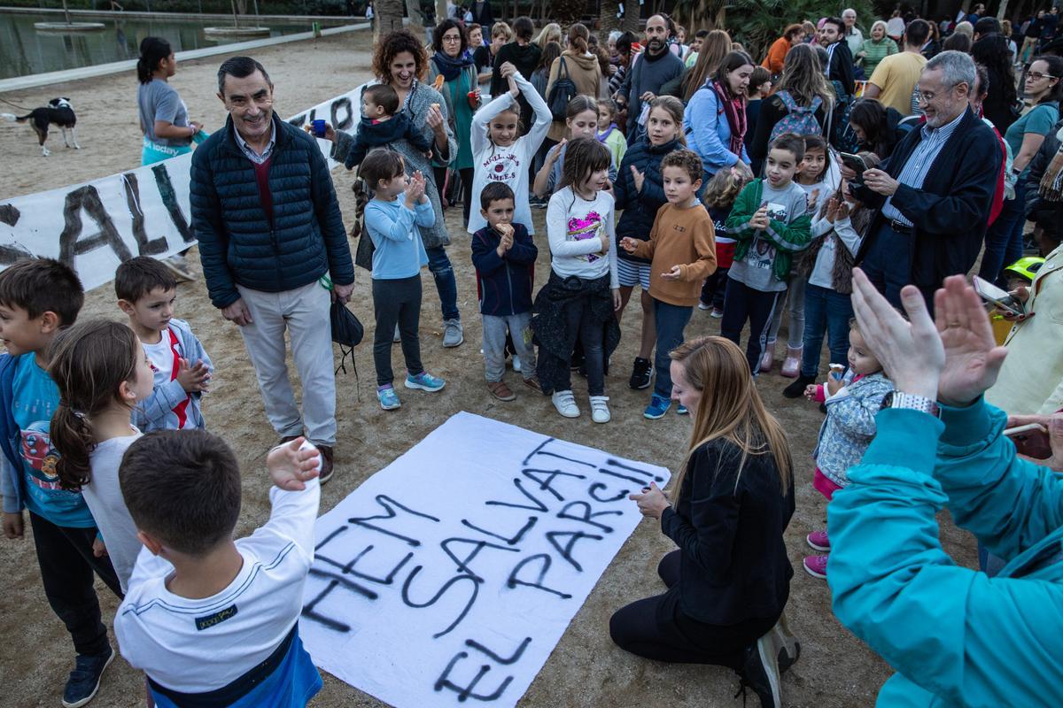 Protesta disfrazada de verbena contra la instalación del mercado de Estrella en los jardines de Baix Guinardó