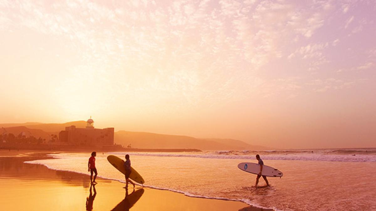 Surfistas en la Playa de las Canteras