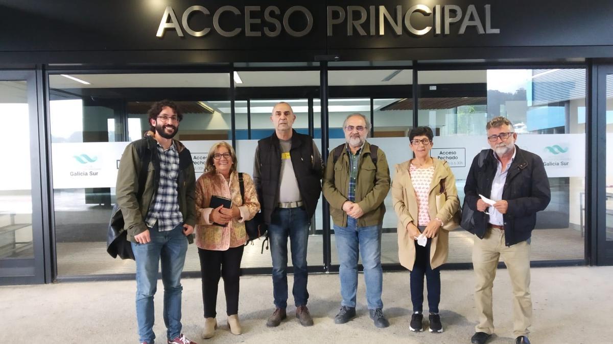 Representantes de las plataformas de defensa de la sanidad, ayer ante el Álvaro Cunqueiro