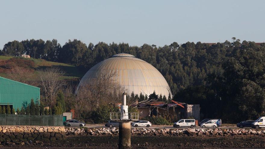 La cúpula de la EDAR de Maqua, vista desde la ría de Avilés.