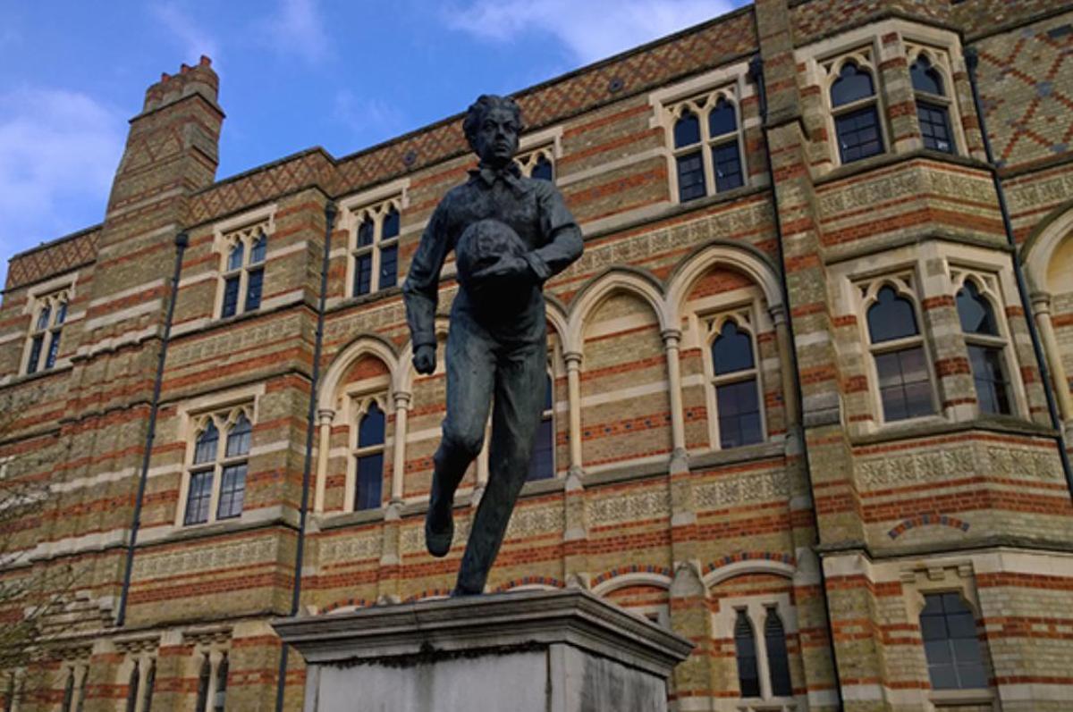 Estatua de William Webb Ellis en el colegio de Rugby