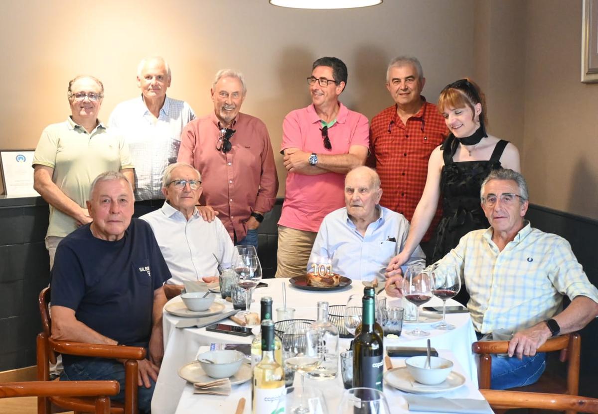 Sentados, de izquierda a derecha, José Antonio López, Juan José Sanjurjo, Ángel Díaz y Amador Robles. De pie, por la izquierda, Javier Fernández, Enrique González, Andrés Donato, José Ramón Iglesias, José Ramón González y Beatriz Vilarnovo.