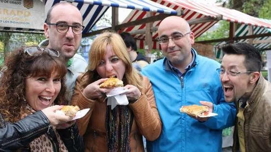 Amigos comiendo empanada el año pasado en la Flor.