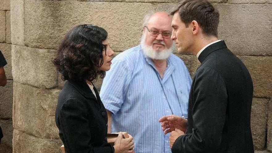 Maribel Verdú, José Luis Cuerda y Raúl Arévalo durante el rodaje de &quot;Los Girasoles ciegos&quot; (2007) en el casco histórico de Ouernse. // Iñaki Osorio