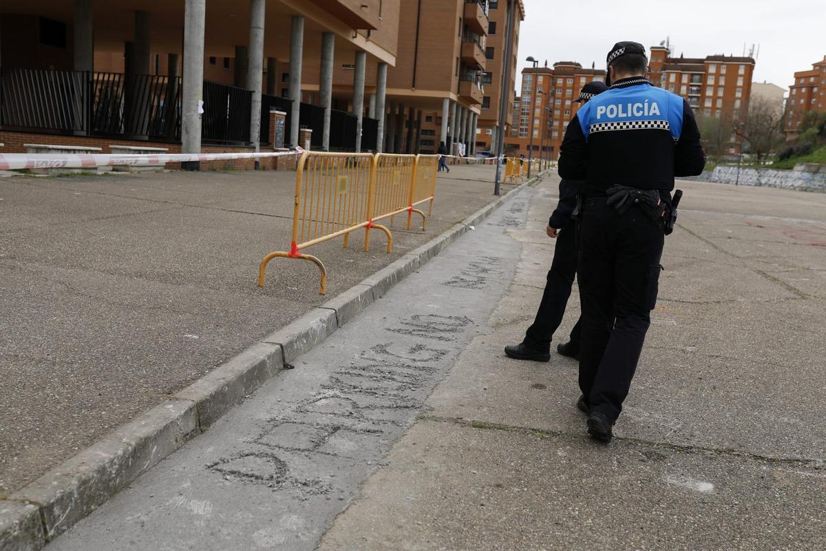 Unos policías observan lo ocurrido en el cemento