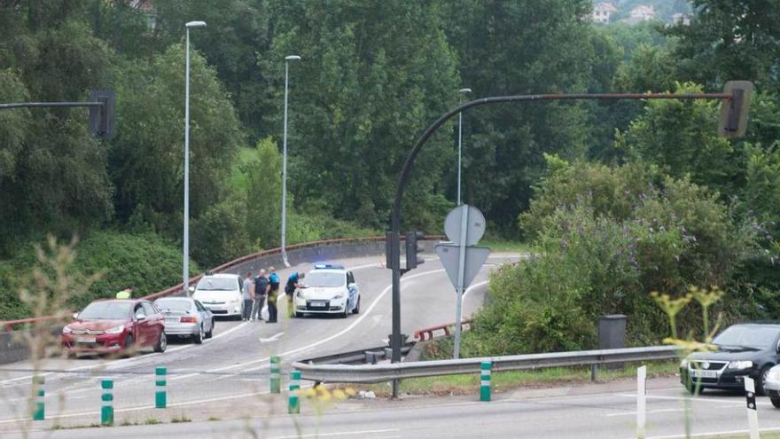 Choque entre dos turismos sin heridos a la entrada de Oviedo