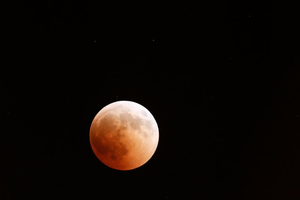 Les millors imatges de l'eclipsi lunar i la "superlluna de sang" a tot el món