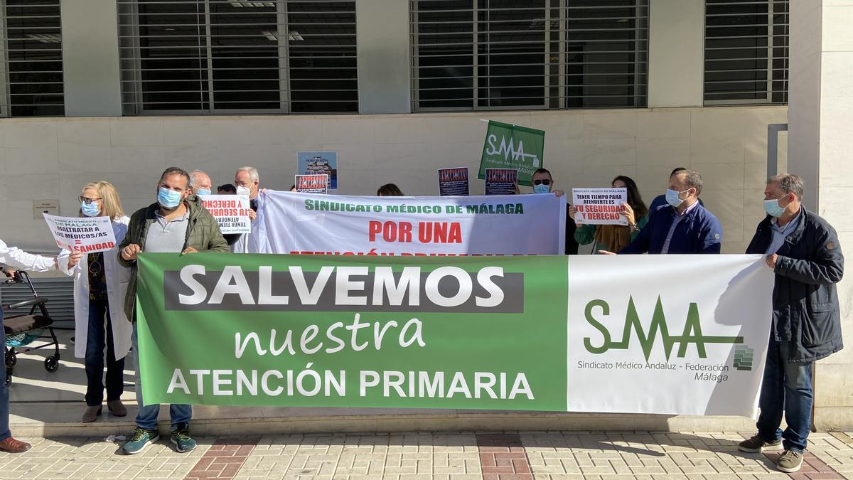 Concentración del Sindicato Médico en el centro de salud de Huelin.