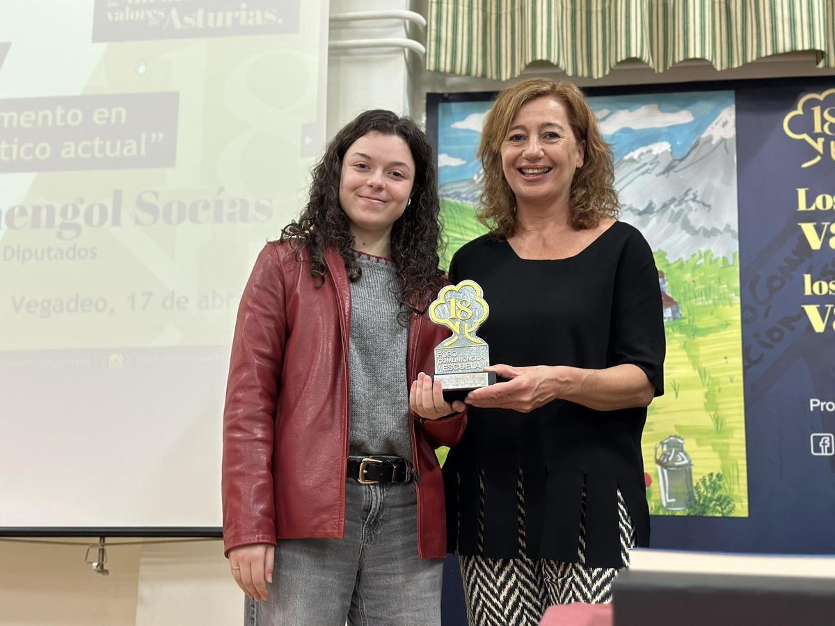 Andrea González entrega un recuerdo del Foro a la presidenta del Congreso.