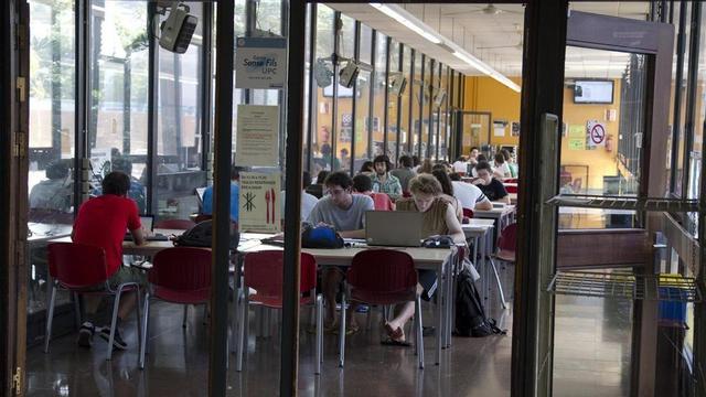 Sala de estudios en la escuela superior de ingeniería industrial de la UPC.