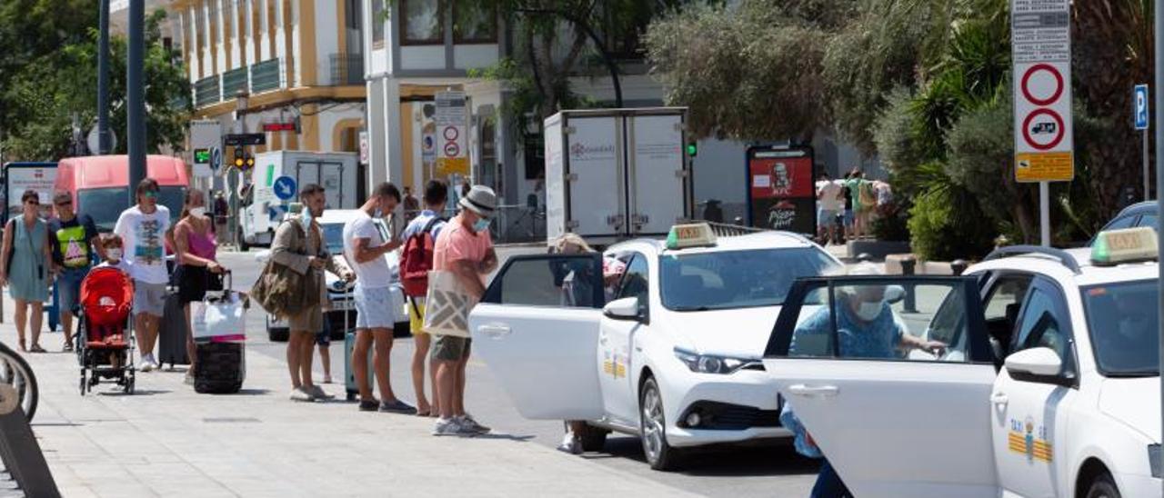 Imagen de la parada de la avenida de Santa Eulària, la única que quedará junto al puerto. | V.MARÍ