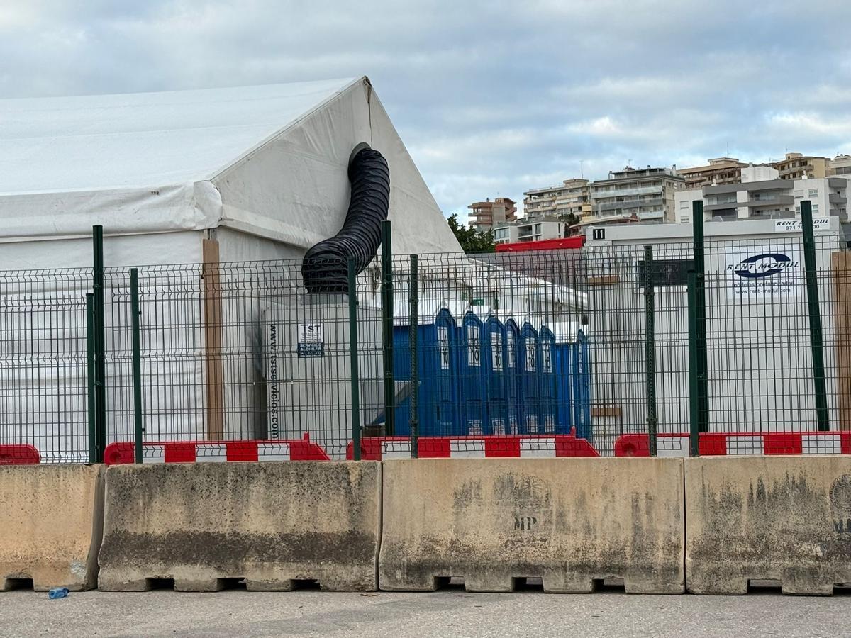 Baños modulares y sistema de climatización en una de las carpas del puerto de Palma.