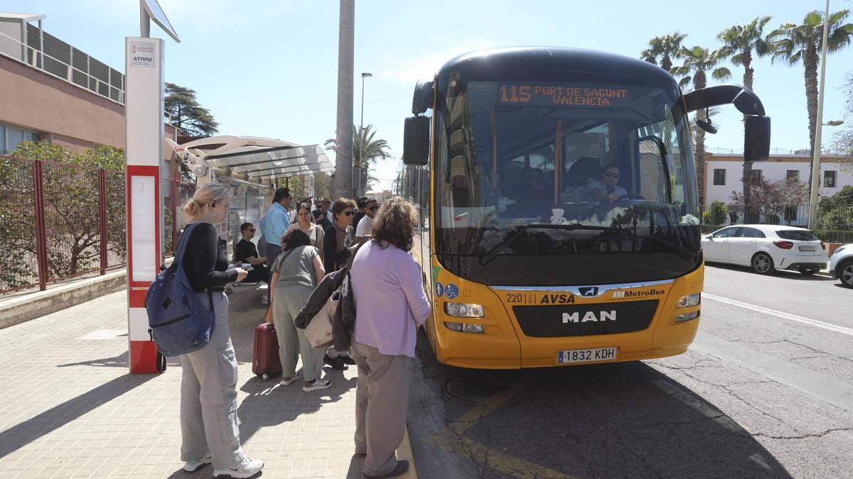 Usuario de la línea de autobús de València en una parada en el Port de Sagunt.