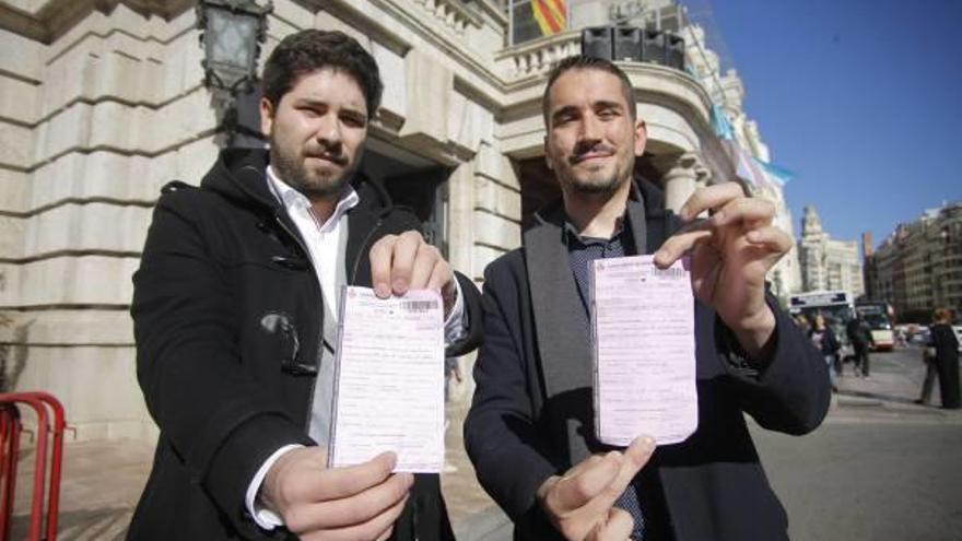 Jose y Pedro muestran las multas de 200 euros antes de ir a presentar el recurso.