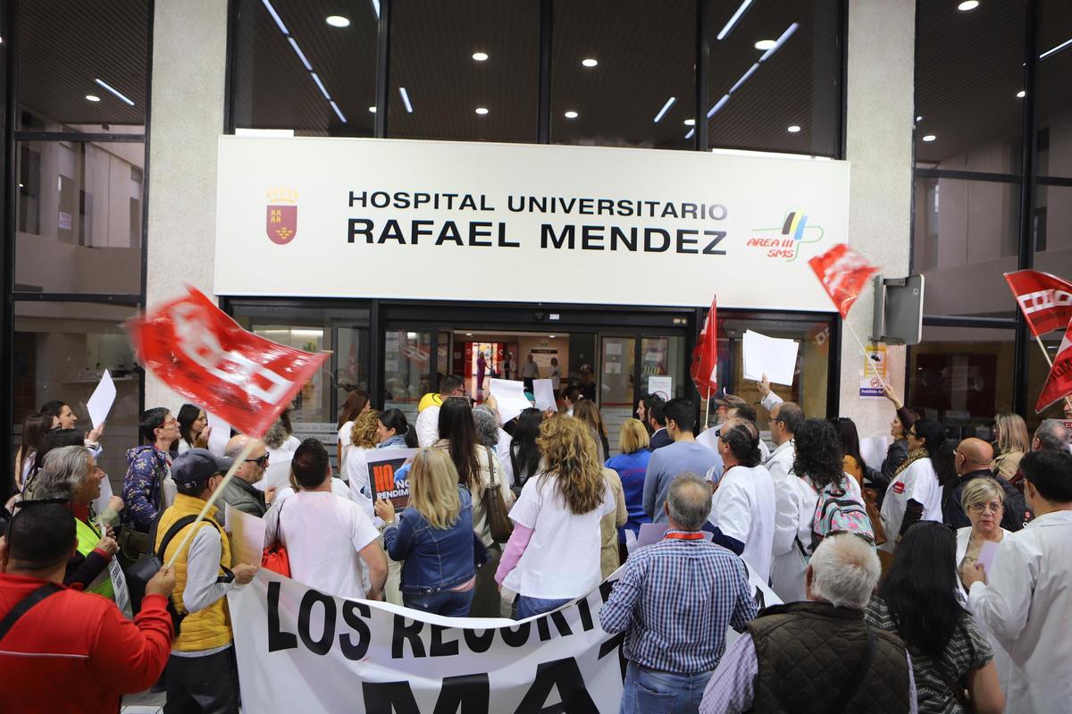 Por primera vez, los manifestantes gritaban hacia el interior del centro.