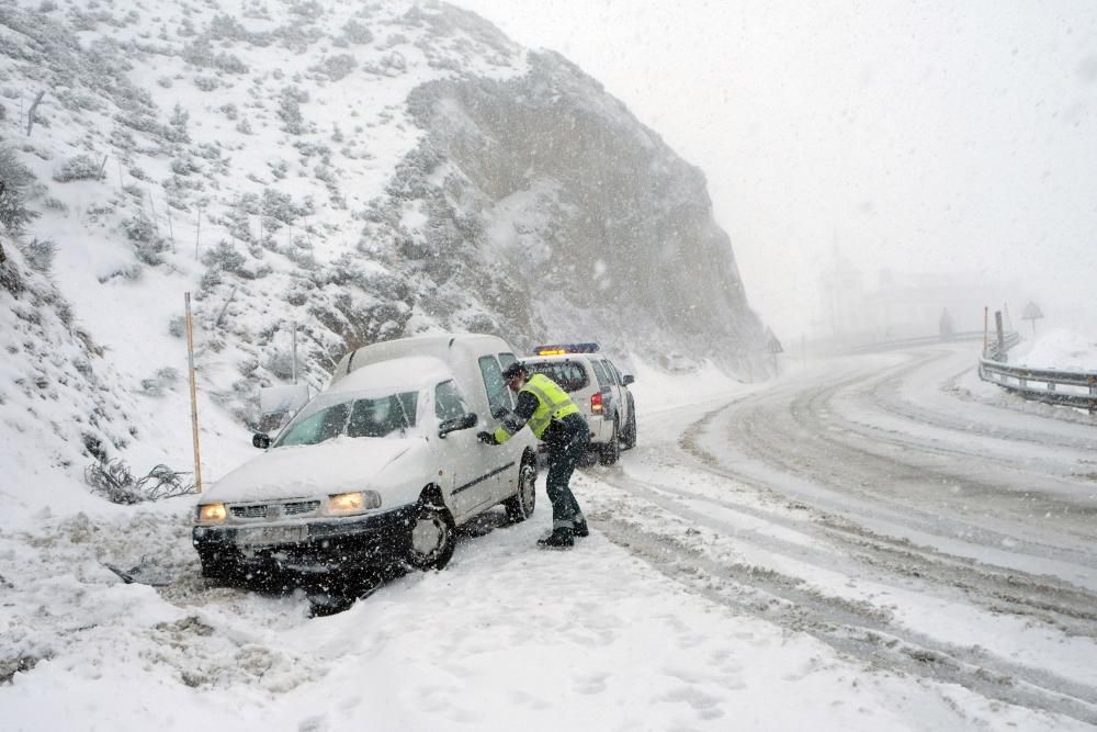 Temporal de nieve en el Puerto de Pajares