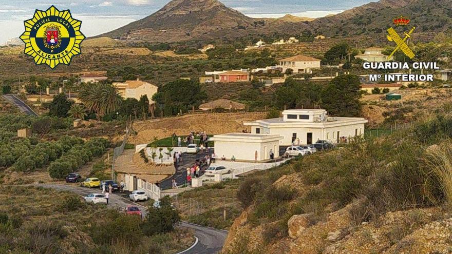 Imagen de la fiesta en el chalé desalojado en Monnegre.