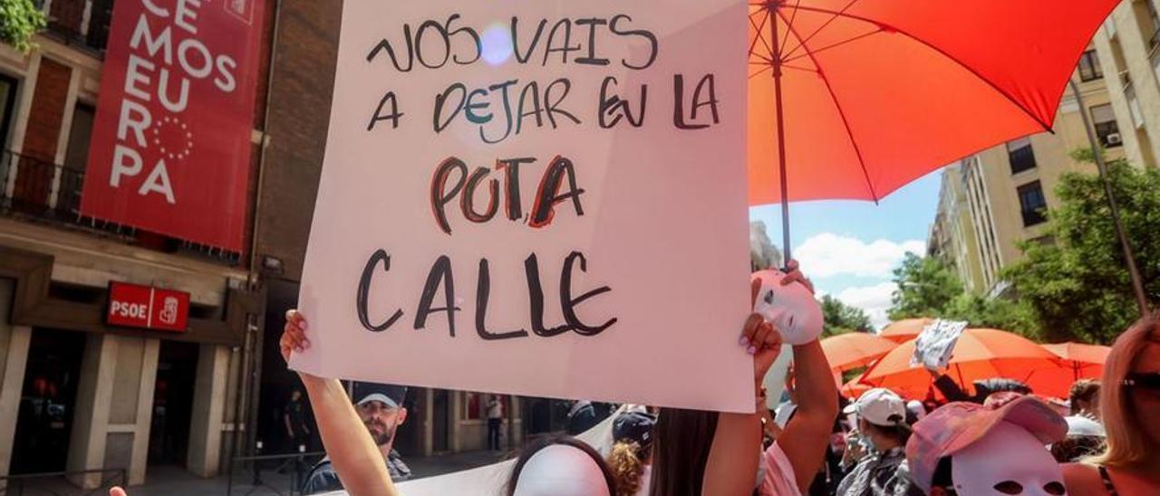 Protesta de prostitutas ante la sede del PSOE en Madrid, el pasado verano.