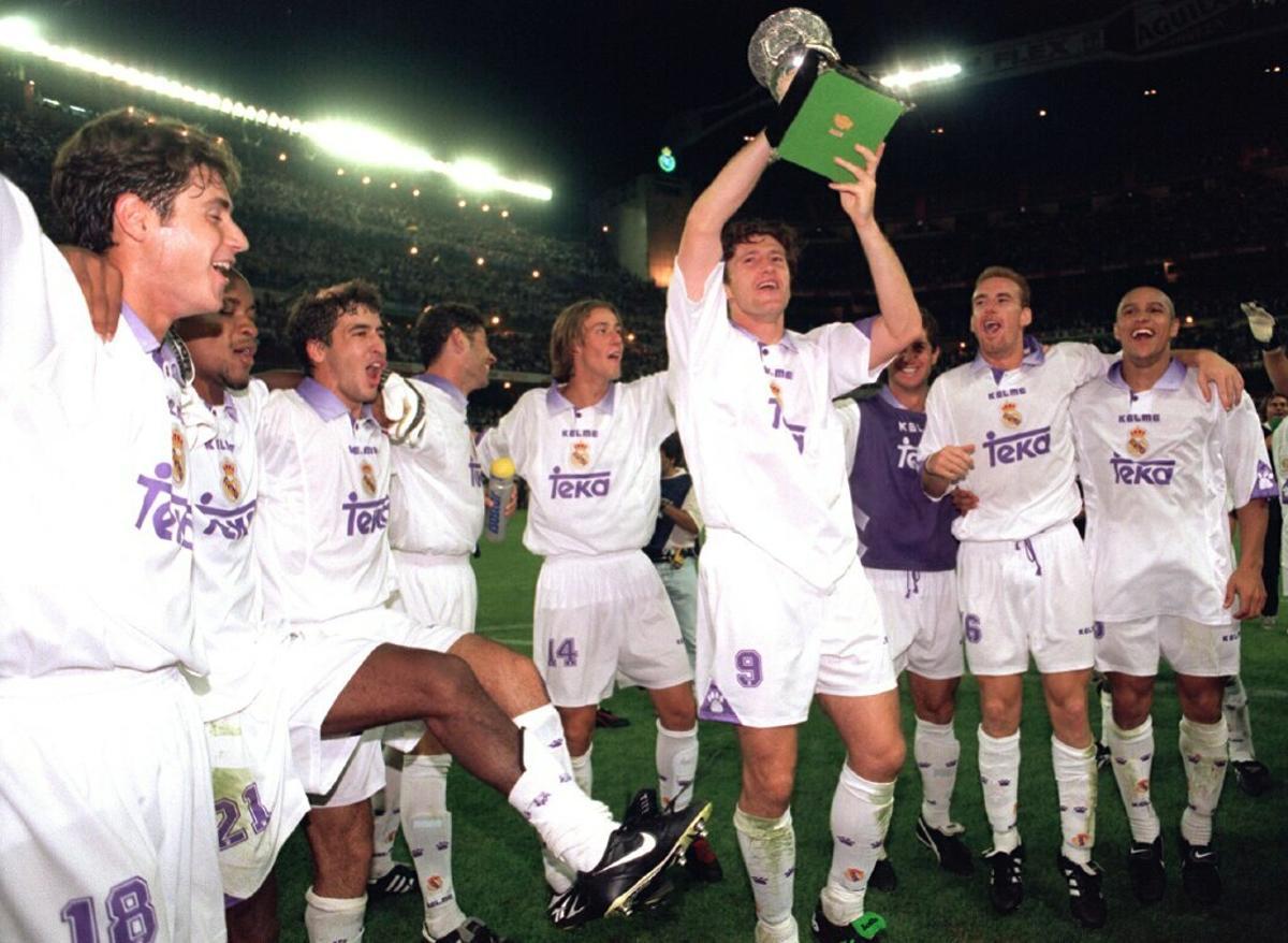 Los jugadores del Real Madrid celebran la Supercopa conseguida en 1997 ante el FC Barcelona.
