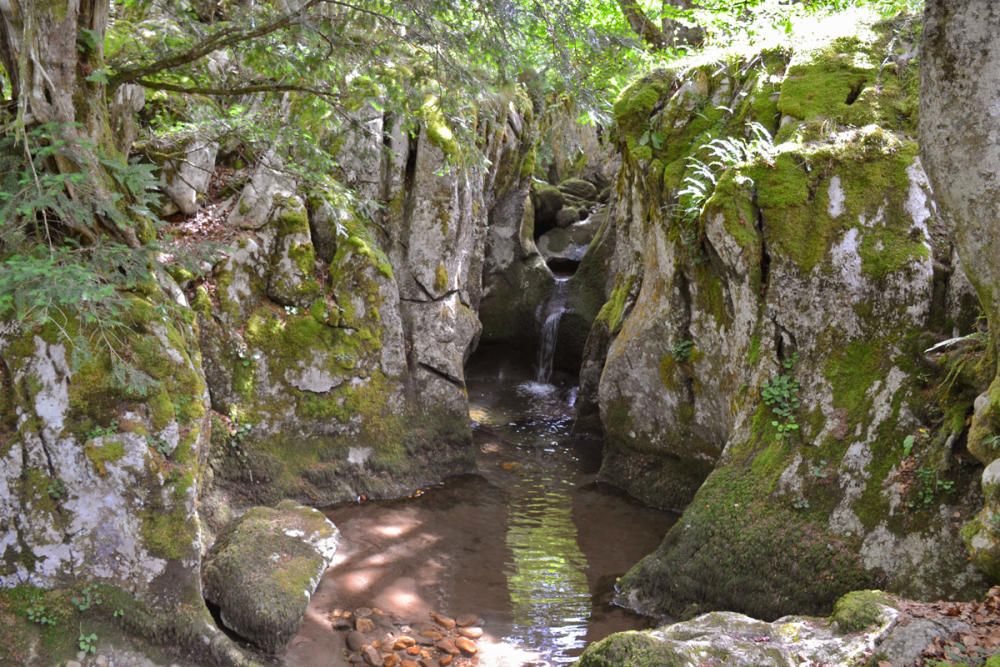 José Manuel Prado enseña el refugio de montaña de Brañagallones