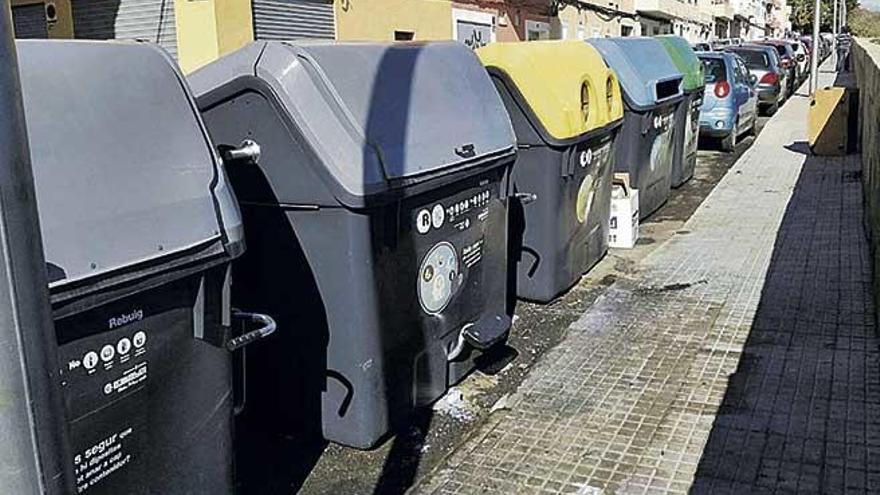 Los contenedores calcinados ayer por la mañana fueron repuestos por otros en buen estado en la calle Joan Dameto, en Palma.