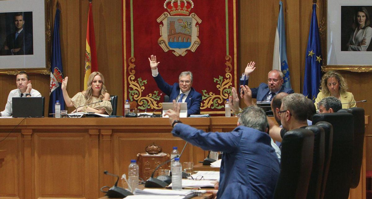 Momento de la votación de uno de los puntos del pleno de ayer. | I.Osorio
