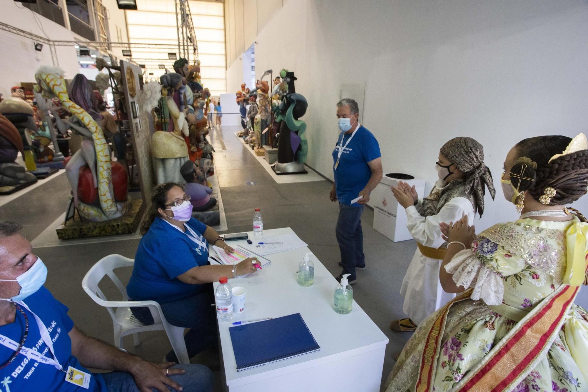 Recogida de los ninots de la Exposición, con medidas sanitarias