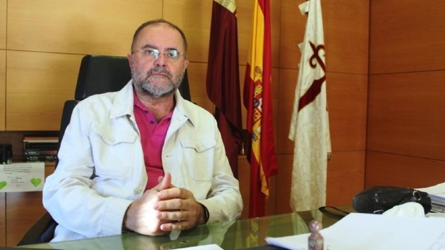 El alcalde de Totana continúa en la UCI, aunque registra &quot;cierta mejoría&quot;