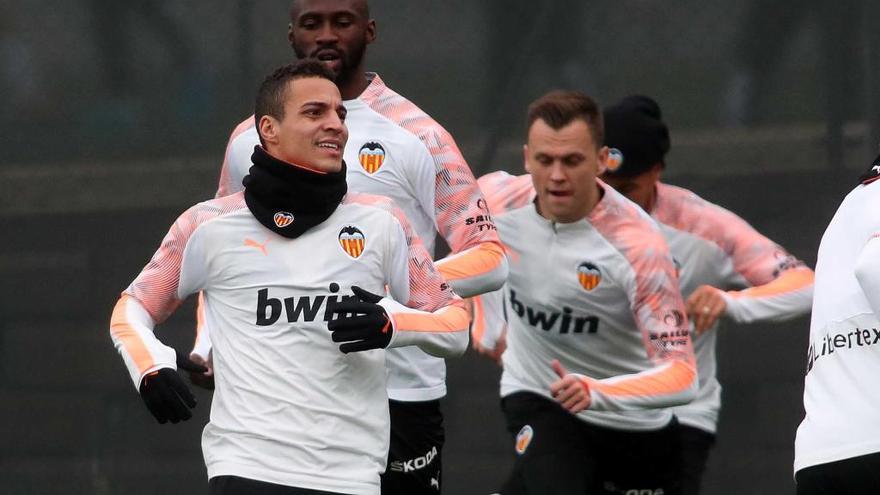 Rodrigo Moreno, en un entrenamiento con el Valencia en la ciudad deportiva.