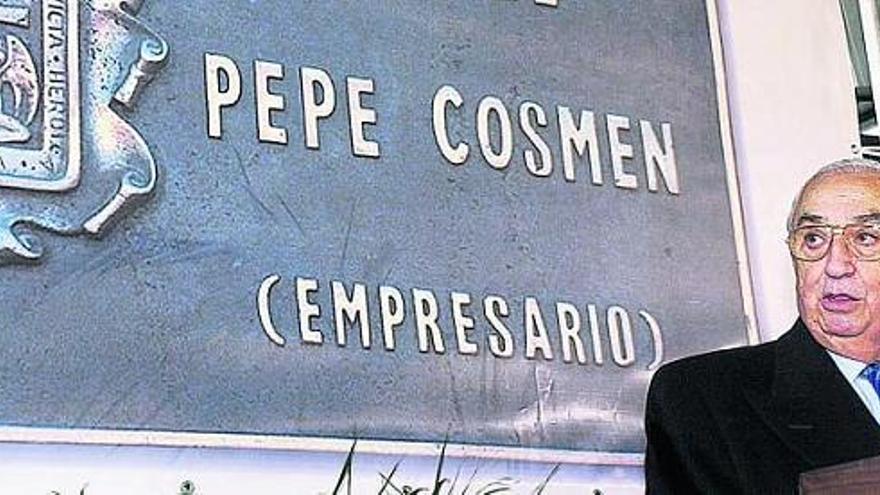 José Cosmen Adelaida, ante la placa de la calle ovetense que lleva su nombre, durante la inauguración, en febrero de 2004.