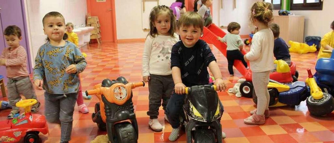 Los escolares de El Turullón, ayer, jugando durante el recreo.