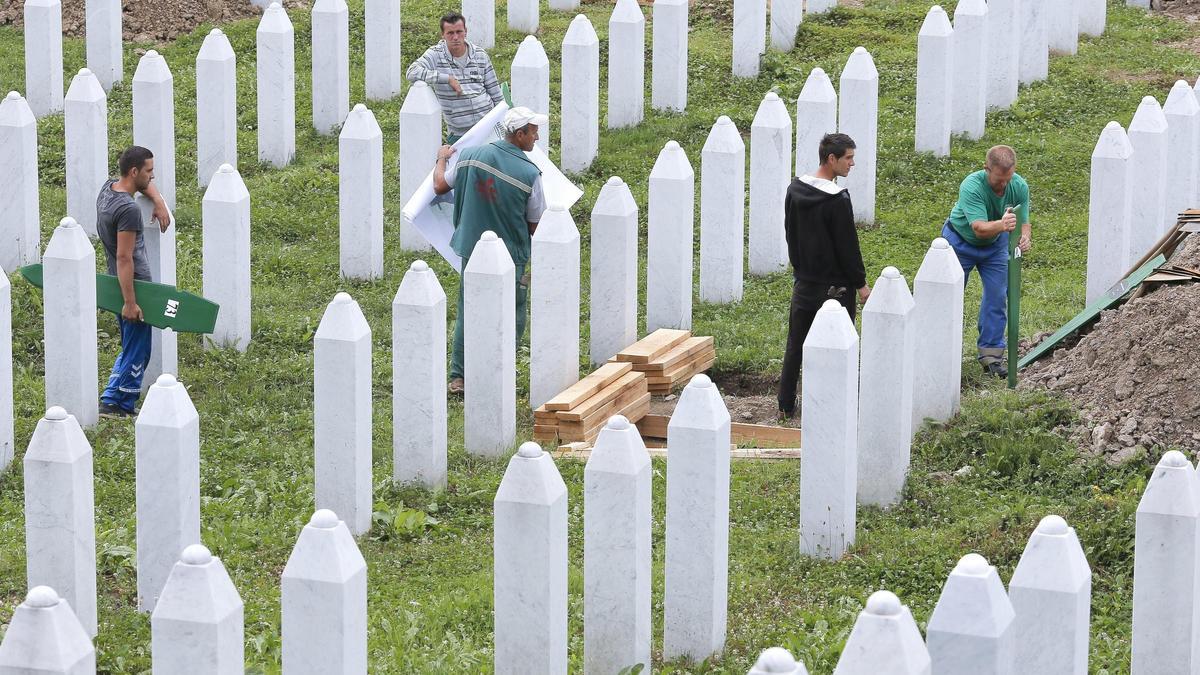 Preparación del monumento a las matanzas en la guerra de Bosnia