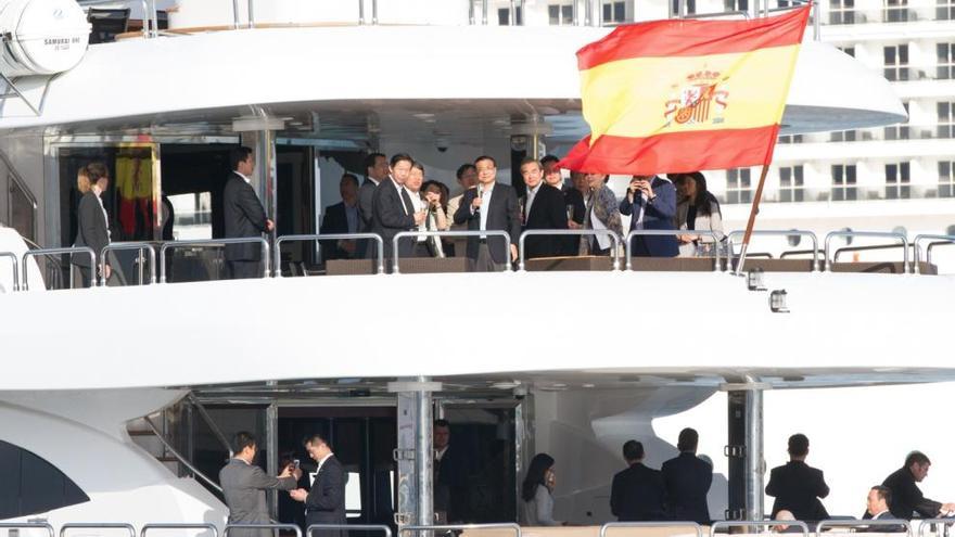 Chinas Premier und ein Teil der Delegation an Bord der Yacht &quot;Samurai One&quot;.