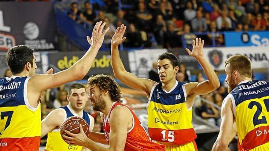 Luksa Andric envoltat de quatre jugadors del MoraBanc Andorra