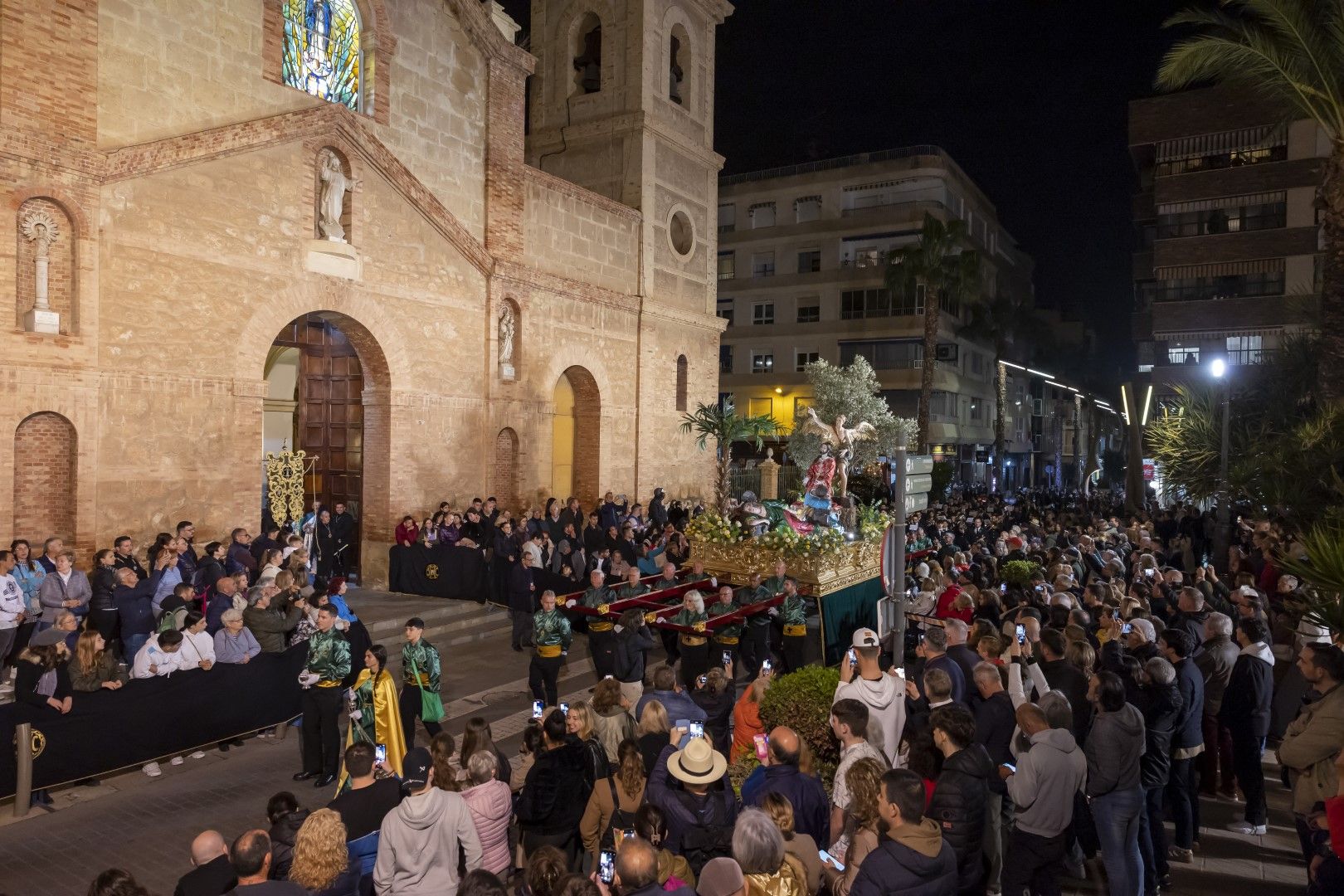 Aquí las imágenes de la Procesión de Lunes Santo en Torrevieja