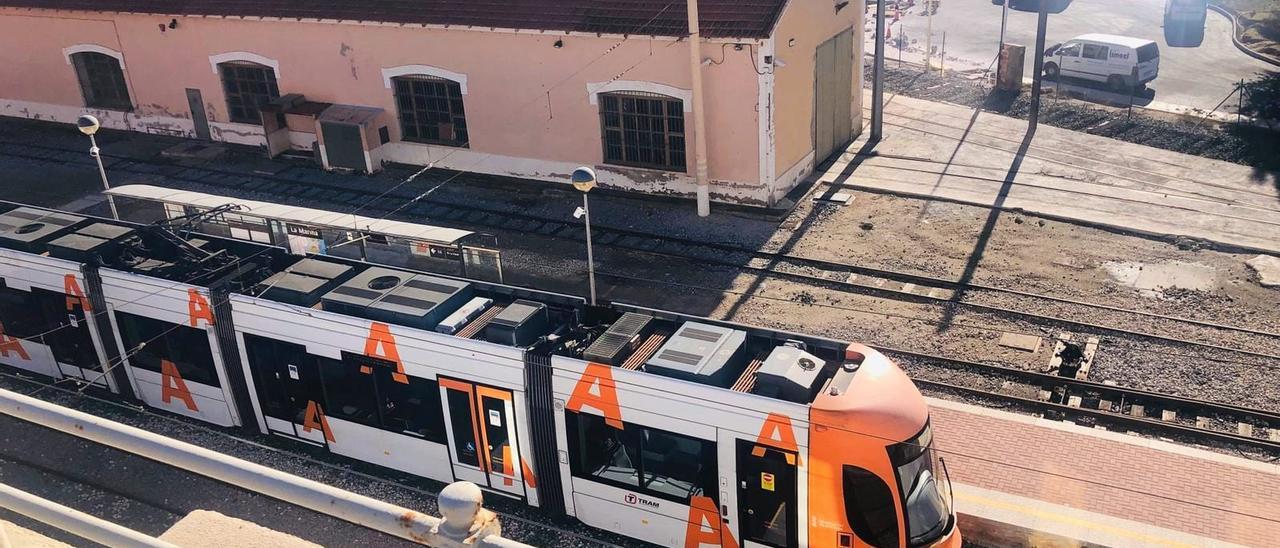 Una unidad del TRAM en la estacióin de la Marina