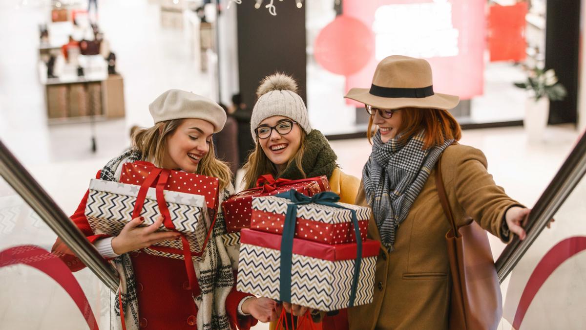 Mujeres haciendo compras navideñas en un centro comercial