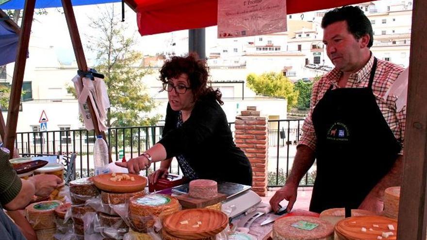 Imagen de un puesto del mercado de quesos de Casabermeja.